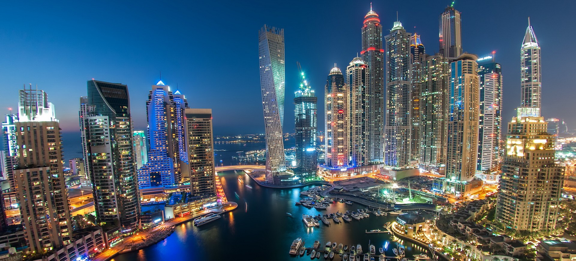Skyline et Marina à Dubai by night aux Emirats Arabes Unis