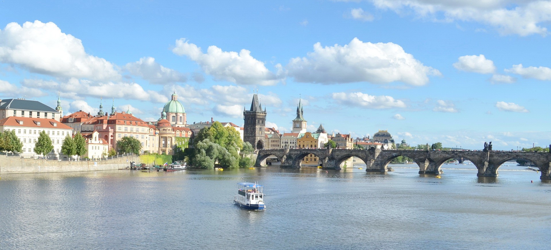 Vieille ville Mala Strana et le Pont Saint Charles à Prague en République Tchèque